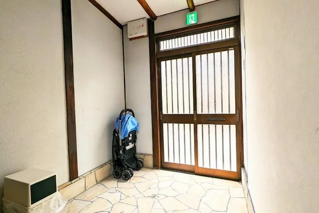 Appartamento Jr西九条徒歩4分！最大12名宿泊可能！貸切一軒家！Usj、梅田アクセス良好！１f広々リビングあり！ Osaka